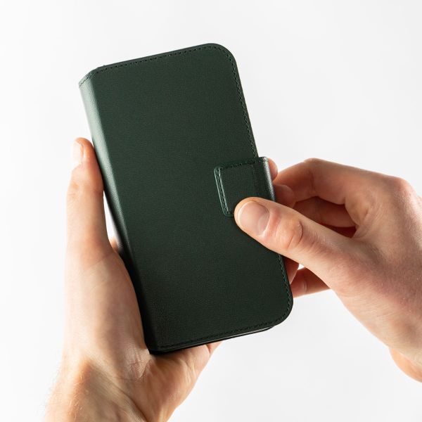 Accezz 2-in-1 Klapphülle aus Leder mit MagSafe Apple iPhone 15 Pro - Cedar Green