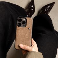 Selencia Riva Back Cover mit Kartenfach Apple iPhone 17e / 16e - Mocha Brown
