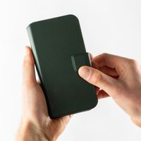 Accezz 2-in-1 Klapphülle aus Leder mit MagSafe Apple iPhone 15 Pro - Cedar Green