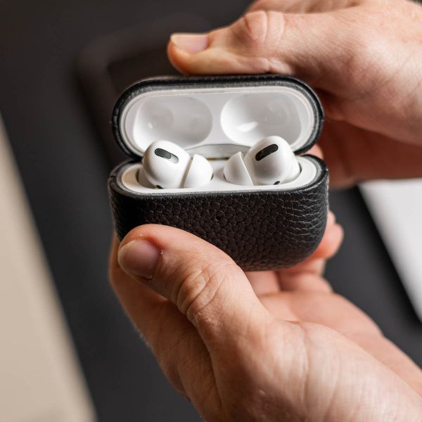 Accezz Echtleder Case  Apple AirPods 1 / 2 - Schwarz