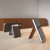 Accezz Leder-Wallet mit Standfunktion - Geeignet für MagSafe und Qi2 - Coffee Brown
