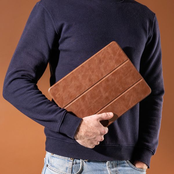 Accezz Leder Trifold Klaphülle Apple iPad 11 (2025) 11 Zoll A16 / iPad 10 (2022) 10.9 Zoll - Cognac