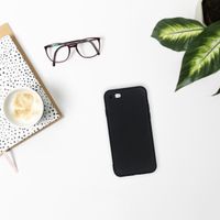 Accezz Color TPU Hülle Apple iPhone SE (2022 / 2020) / 8 / 7 - Schwarz