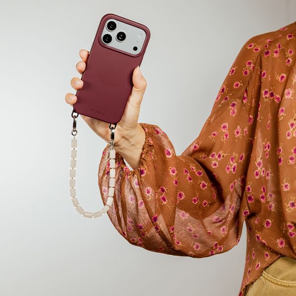 Selencia Rivièra Backcover mit MagSafe mit abnehmbaren Haken Samsung Galaxy A18 / A17 / A16 / A26 - Bold Burgundy