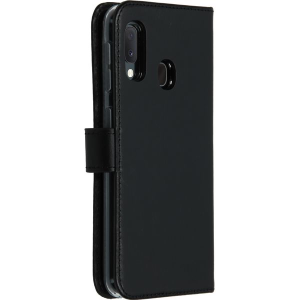 Selencia Echtleder Klapphülle Samsung Galaxy A20e - Schwarz