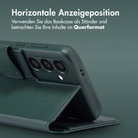 Accezz 2-in-1 Klapphülle aus Leder mit MagSafe Samsung Galaxy S24 - Cedar Green