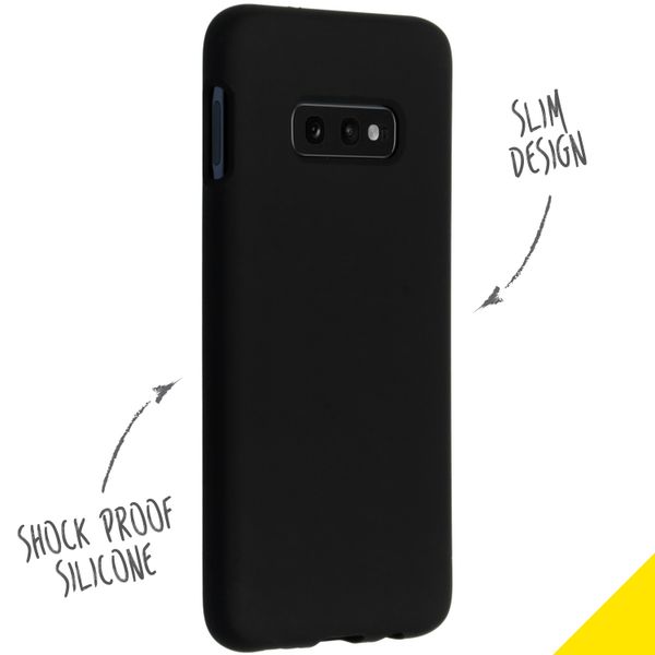 Accezz Liquid Silikoncase Samsung Galaxy S10e - Schwarz