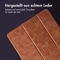 Accezz Leder Trifold Klaphülle Apple iPad 11 (2025) 11 Zoll A16 / iPad 10 (2022) 10.9 Zoll - Cognac