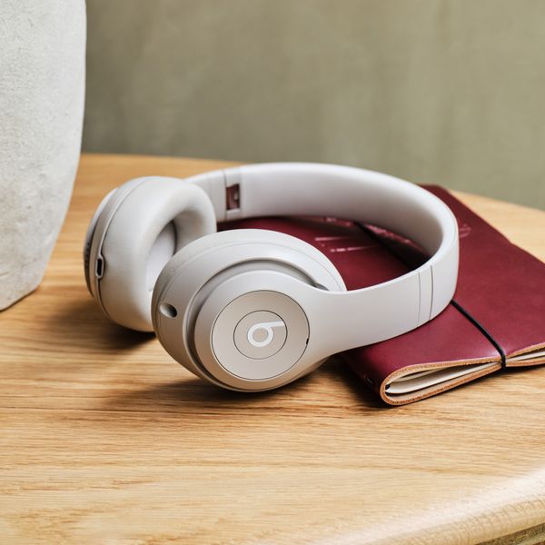 Beats Studio Pro Kabellose Kopfhörer mit Aktive Geräuschunterdrückung (ANC) - Sandstone